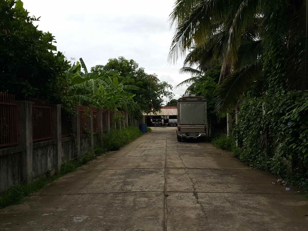 ภาพถนนตรงที่ Petro Hotel Chiangmai ตั้งอยู่ ถ่ายโดย jrcarlsen พ.ศ. 2558 (2015) · A street-level view of where Petro Hotel Chiangmai stands, by jrcarlsen in 2558 (2015)