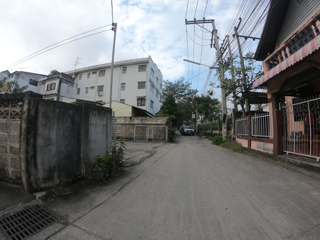 ภาพถนนตรงที่ OneDeeDee Coffee House ตั้งอยู่ ถ่ายโดย chanuwath_grab พ.ศ. 2562 (2019) · A street-level view of where OneDeeDee Coffee House stands, by chanuwath_grab in 2562 (2019)