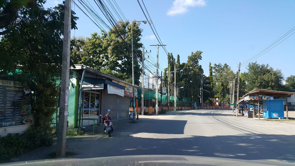 ภาพถนนตรงที่ โรงเรียน ณัทชวิทย์ ตั้งอยู่ ถ่ายโดย jrcarlsen พ.ศ. 2559 (2016) · A street-level view of where โรงเรียน ณัทชวิทย์ · Natchawit School stands, by jrcarlsen in 2559 (2016)