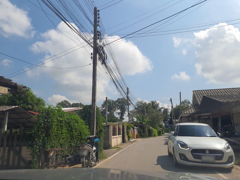 ภาพถนนตรงที่ ร้านซ่อมรถไนท์มอเตอร์ ตั้งอยู่ ถ่ายโดย jrcarlsen พ.ศ. 2566 (2023) · A street-level view of where ร้านซ่อมรถไนท์มอเตอร์ · Ran Somrot Night Motor stands, by jrcarlsen in 2566 (2023)