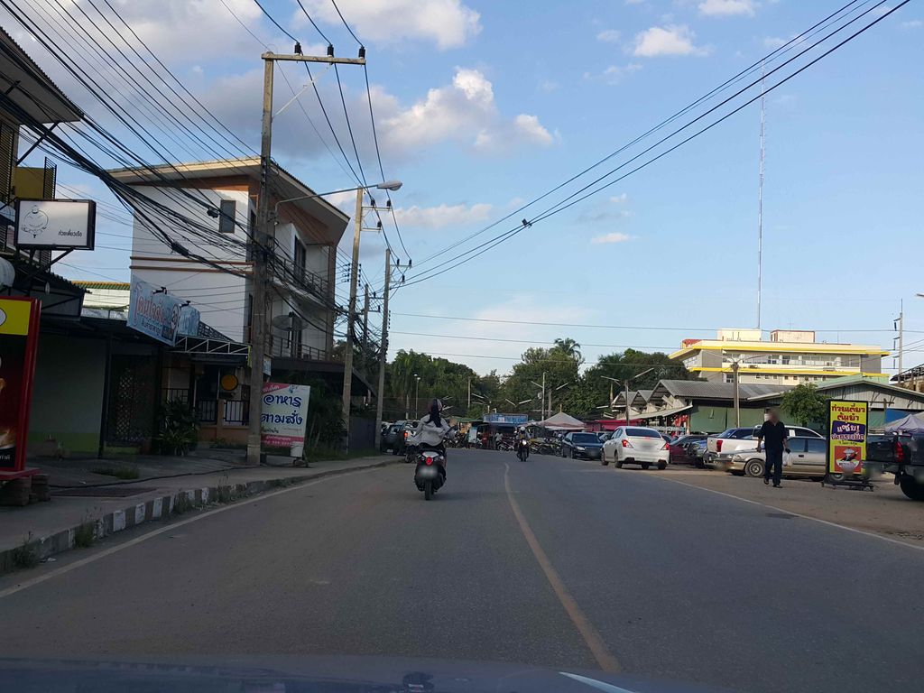 ภาพถนนตรงที่ 7-Eleven แม่โจ้ซอย 9 ตั้งอยู่ ถ่ายโดย jrcarlsen พ.ศ. 2558 (2015) · A street-level view of where 7-Eleven แม่โจ้ซอย 9 stands, by jrcarlsen in 2558 (2015)