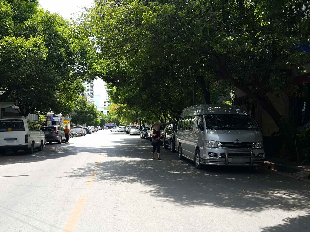 ภาพถนนตรงที่ สุธาสินี สาขา 1 ตั้งอยู่ ถ่ายโดย jrcarlsen พ.ศ. 2558 (2015) · A street-level view of where สุธาสินี สาขา 1 · Suthasini Sakha 1 stands, by jrcarlsen in 2558 (2015)