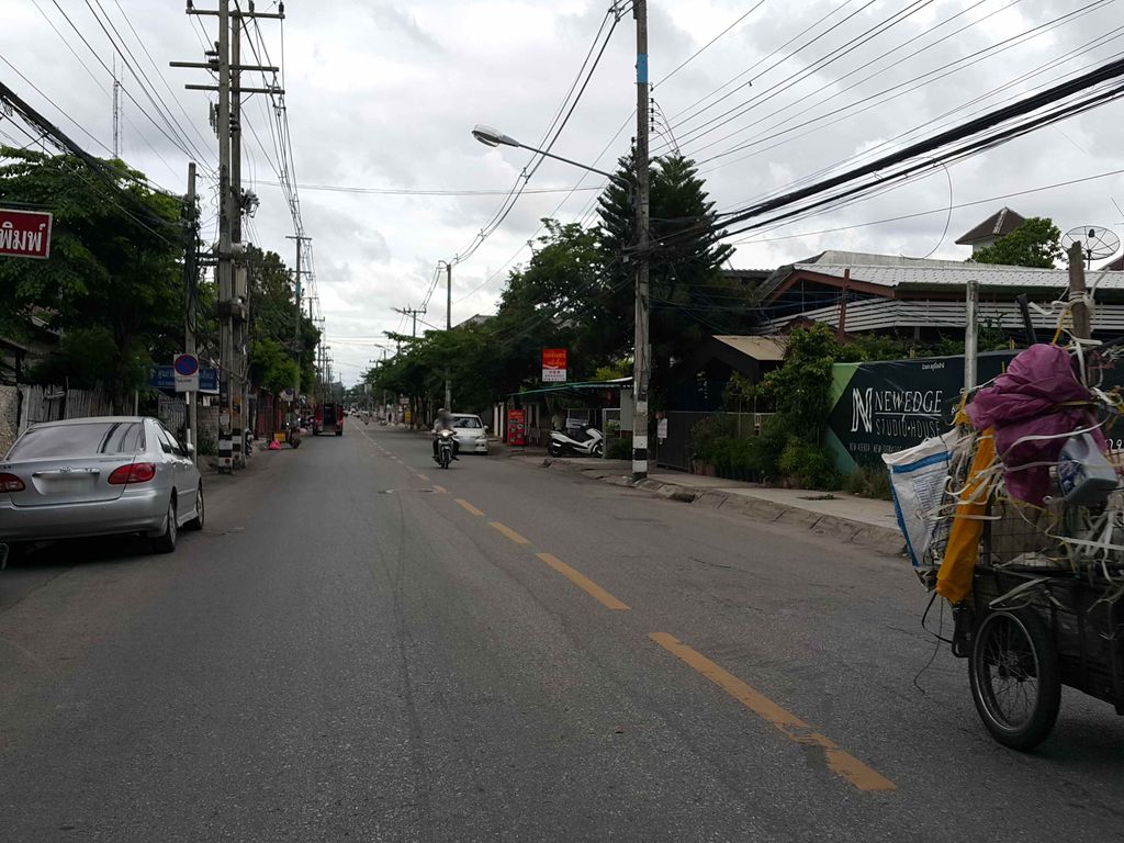ภาพถนนตรงที่ ร้านข้าวซอยกะโหล้ง สาขา2 ตั้งอยู่ ถ่ายโดย jrcarlsen พ.ศ. 2558 (2015) · A street-level view of where ร้านข้าวซอยกะโหล้ง สาขา2 · Ran Khao Soi Kalong Sakha2 stands, by jrcarlsen in 2558 (2015)