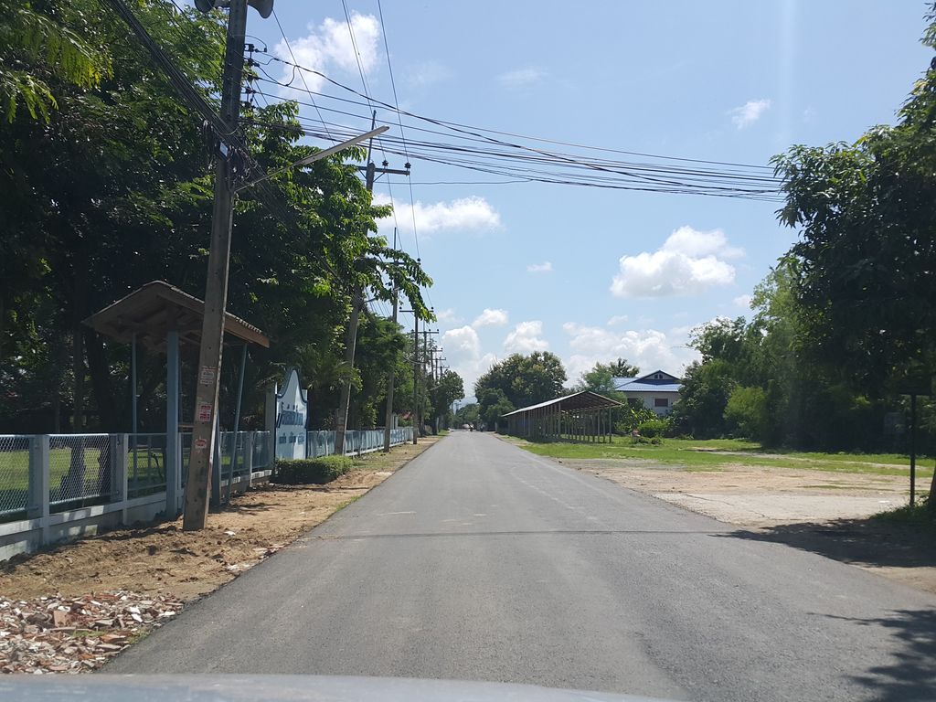 ภาพถนนตรงที่ ลาบลุงเมยป่าตาล ตั้งอยู่ ถ่ายโดย jrcarlsen พ.ศ. 2558 (2015) · A street-level view of where ลาบลุงเมยป่าตาล · Lap Lung Moei Pa Tan stands, by jrcarlsen in 2558 (2015)