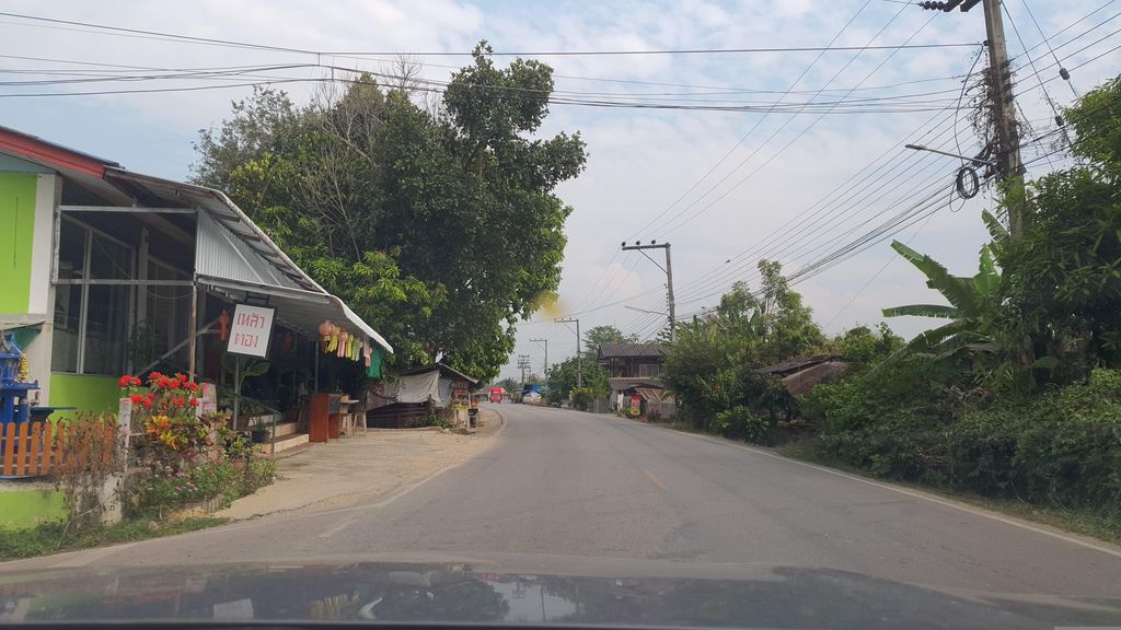 ภาพถนนตรงที่ Tomato Barber - ร้านตัดผมชาย ตั้งอยู่ ถ่ายโดย jrcarlsen พ.ศ. 2566 (2023) · A street-level view of where Tomato Barber - ร้านตัดผมชาย stands, by jrcarlsen in 2566 (2023)