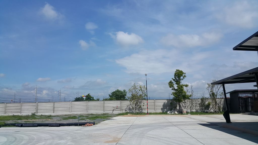 ภาพถนนตรงที่ Lanna Express ตั้งอยู่ ถ่ายโดย jrcarlsen พ.ศ. 2559 (2016) · A street-level view of where Lanna Express stands, by jrcarlsen in 2559 (2016)