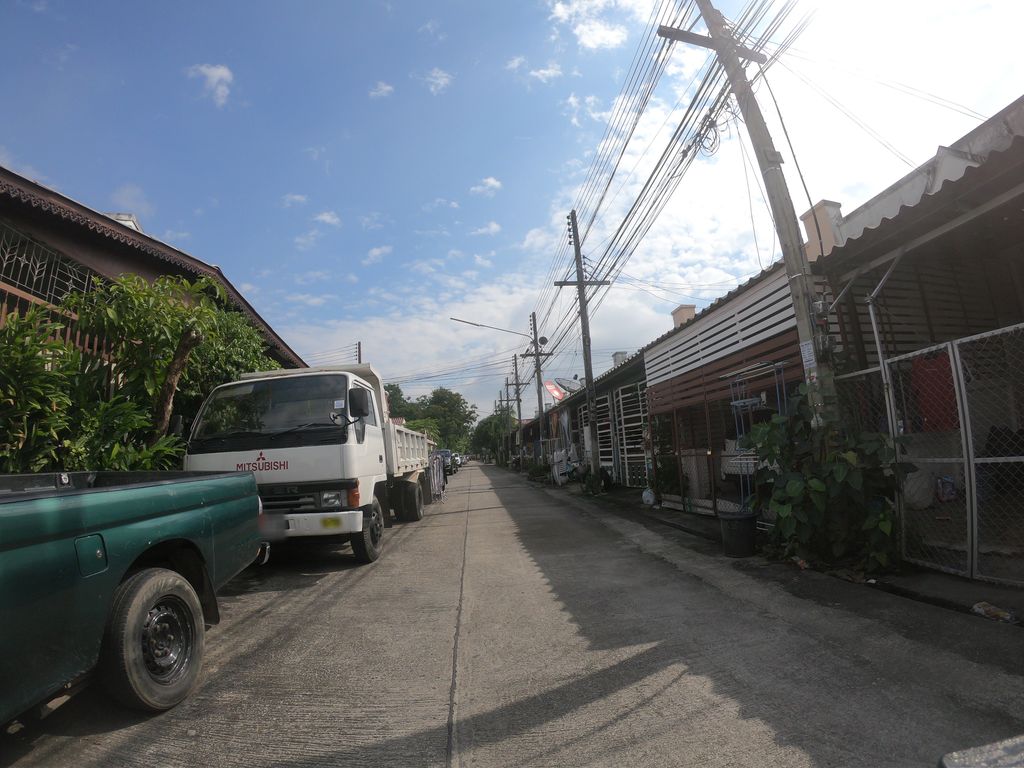 ภาพถนนตรงที่ ทรงผม ตั้งอยู่ ถ่ายโดย chanuwath_grab พ.ศ. 2562 (2019) · A street-level view of where ทรงผม · Songphom stands, by chanuwath_grab in 2562 (2019)