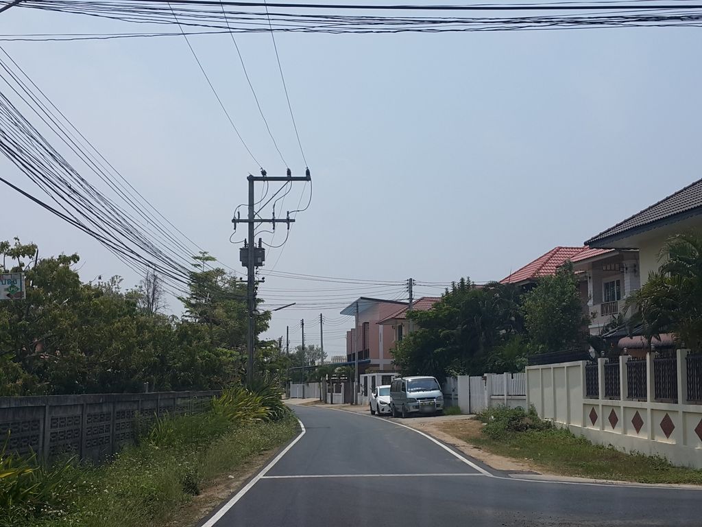ภาพถนนตรงที่ Boon Cafe ตั้งอยู่ ถ่ายโดย jrcarlsen พ.ศ. 2559 (2016) · A street-level view of where Boon Cafe stands, by jrcarlsen in 2559 (2016)