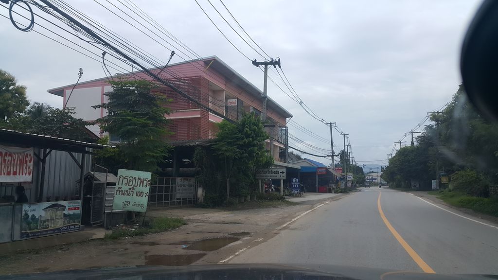 ภาพถนนตรงที่ โรงเรียนอนุบาลขวัญอรุณ ตั้งอยู่ ถ่ายโดย jrcarlsen พ.ศ. 2561 (2018) · A street-level view of where โรงเรียนอนุบาลขวัญอรุณ · Anuban Khwan Arun School stands, by jrcarlsen in 2561 (2018)