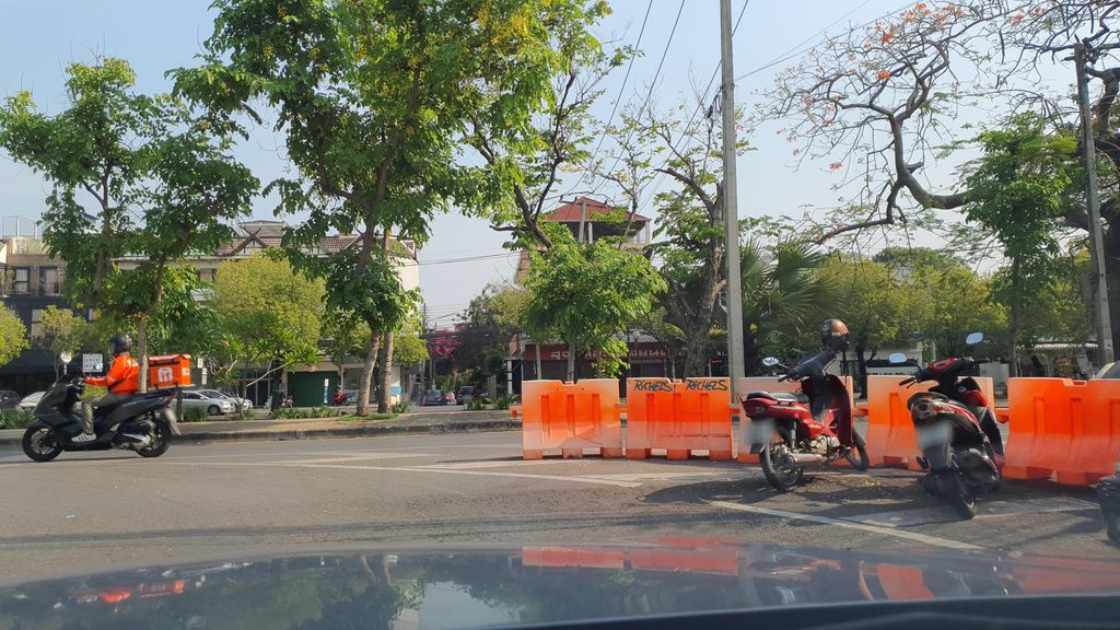 ภาพถนนตรงที่ Yaya Nail & Spa ตั้งอยู่ ถ่ายโดย jrcarlsen พ.ศ. 2565 (2022) · A street-level view of where Yaya Nail & Spa stands, by jrcarlsen in 2565 (2022)