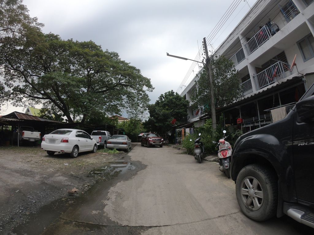 ภาพถนนตรงที่ Main Wall Climbing Gym ตั้งอยู่ ถ่ายโดย chanuwath_grab พ.ศ. 2562 (2019) · A street-level view of where Main Wall Climbing Gym stands, by chanuwath_grab in 2562 (2019)