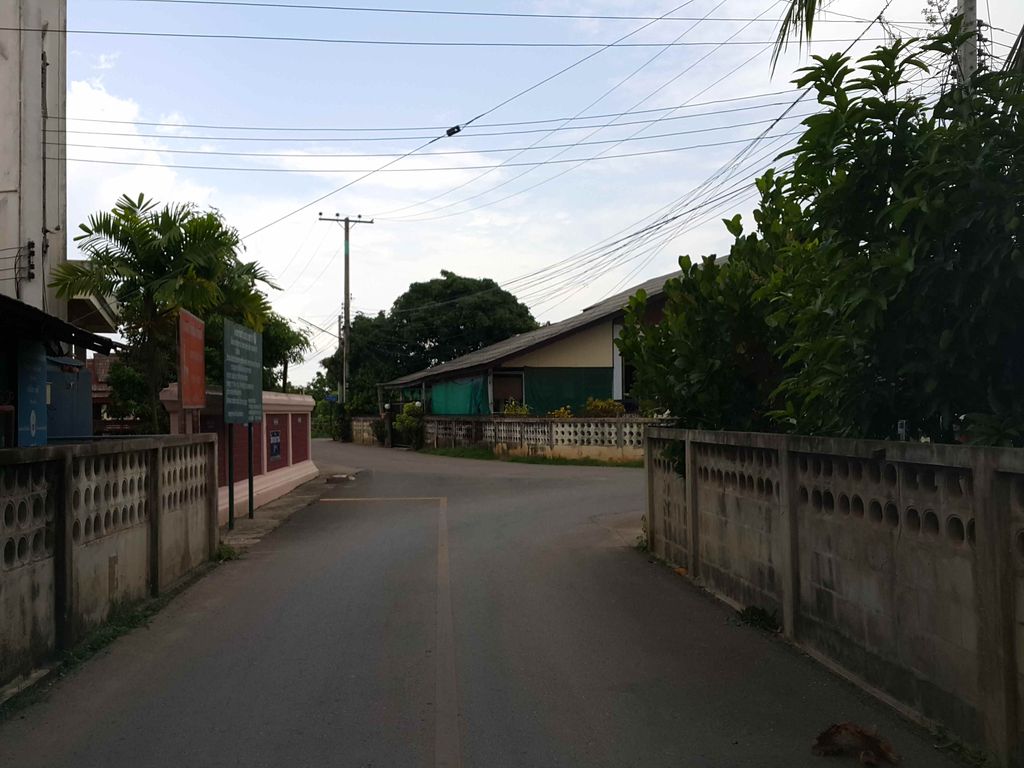 ภาพถนนตรงที่ ใส้อ้่วย่าต้อย ตั้งอยู่ ถ่ายโดย jrcarlsen พ.ศ. 2558 (2015) · A street-level view of where ใส้อ้่วย่าต้อย · Sai O Ya Toi stands, by jrcarlsen in 2558 (2015)