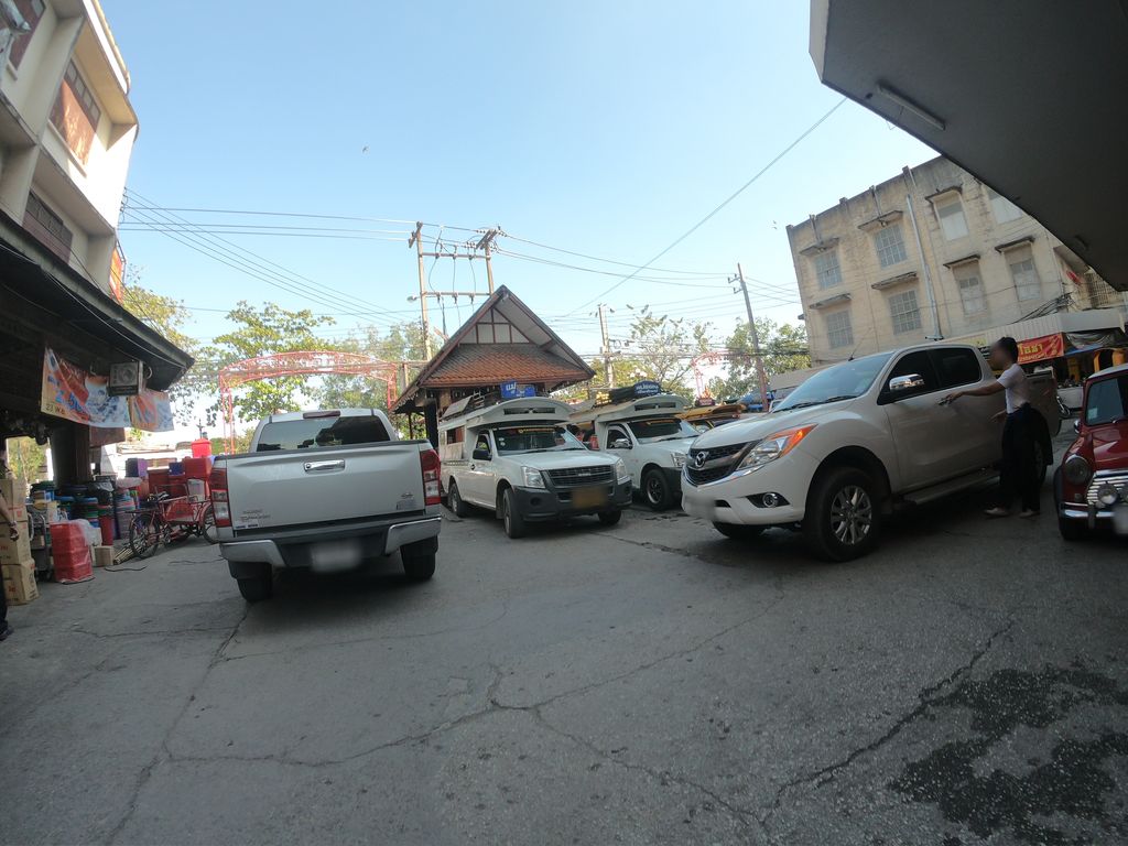ภาพถนนตรงที่ Magic Flower Shop at flower market Chaingmai ตั้งอยู่ ถ่ายโดย chanuwath_grab พ.ศ. 2562 (2019) · A street-level view of where Magic Flower Shop at flower market Chaingmai stands, by chanuwath_grab in 2562 (2019)