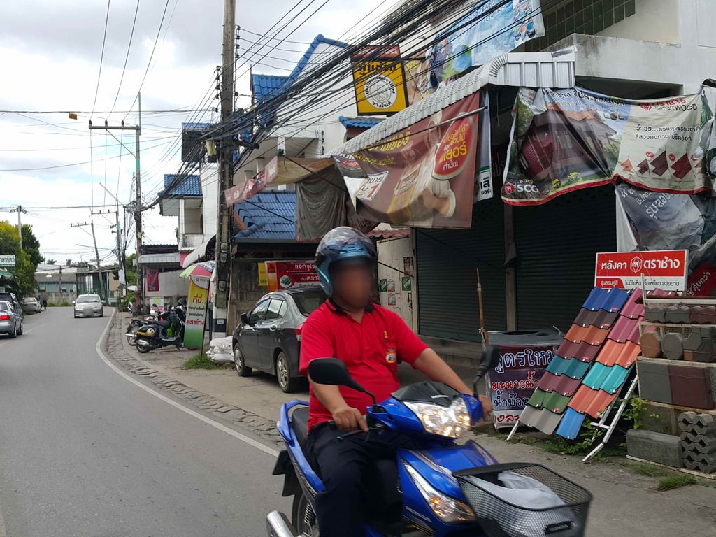 ภาพถนนตรงที่ แบตเตอรี่เชียงใหม่ ตั้งอยู่ ถ่ายโดย jrcarlsen พ.ศ. 2558 (2015) · A street-level view of where แบตเตอรี่เชียงใหม่ · Battery Chiang Mai stands, by jrcarlsen in 2558 (2015)