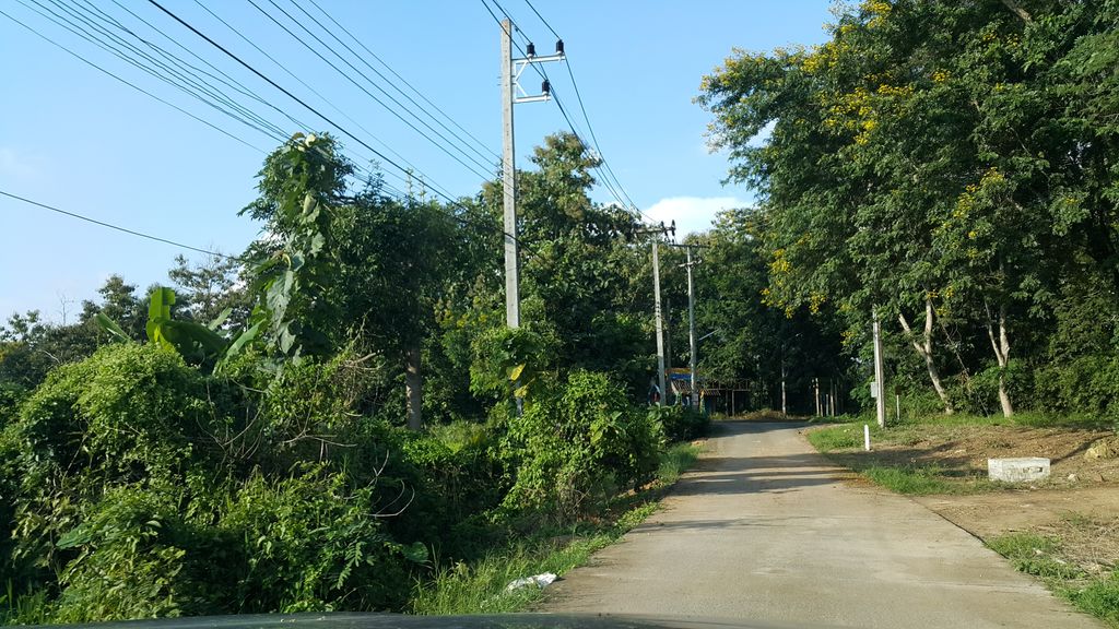 ภาพถนนตรงที่ Baanpong adventures ตั้งอยู่ ถ่ายโดย jrcarlsen พ.ศ. 2559 (2016) · A street-level view of where Baanpong adventures stands, by jrcarlsen in 2559 (2016)