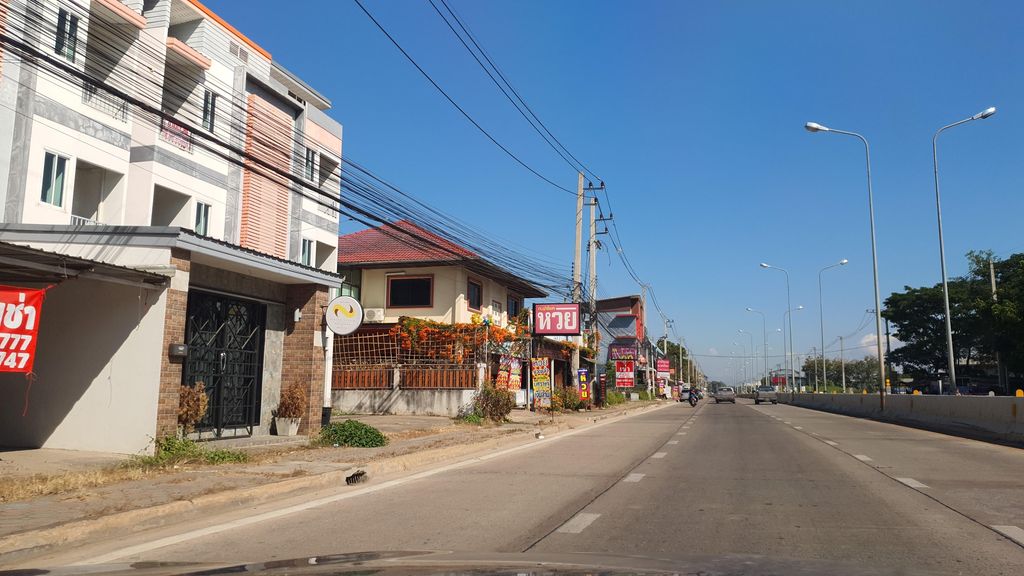 ภาพถนนตรงที่ บ้านปี้ปุ๊ มินิมาร์ท ตั้งอยู่ ถ่ายโดย jrcarlsen พ.ศ. 2565 (2022) · A street-level view of where บ้านปี้ปุ๊ มินิมาร์ท · Ban Pi Pu Mini Mart stands, by jrcarlsen in 2565 (2022)