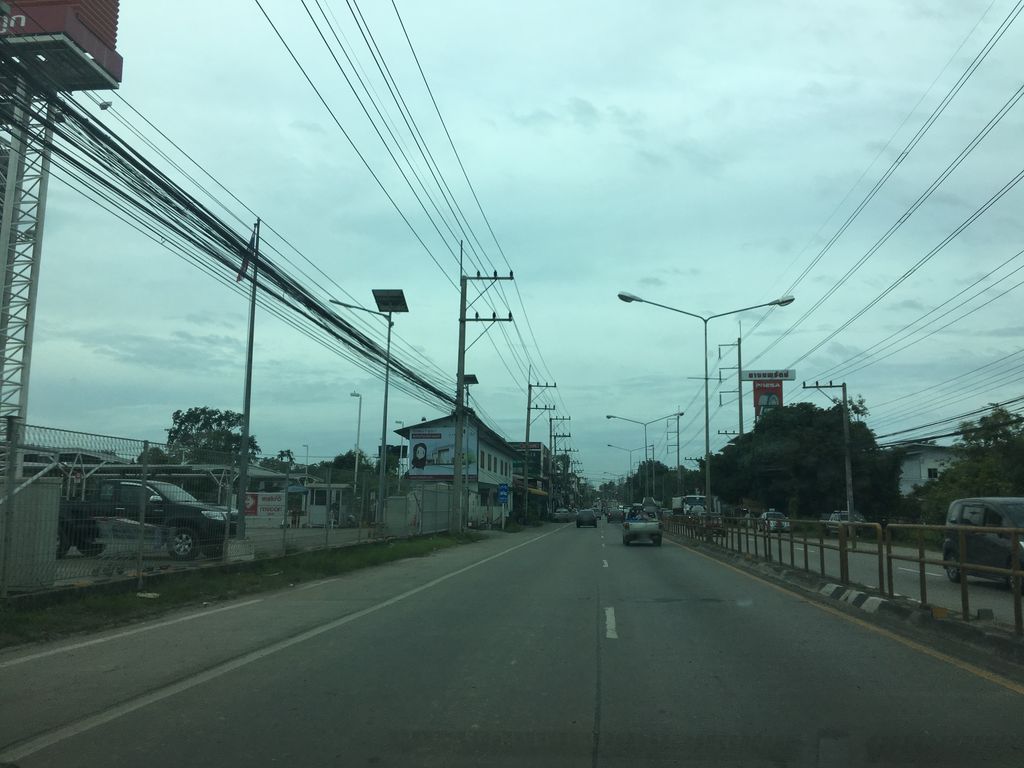 ภาพถนนตรงที่ ปั๊มน้ำมันซัสโก ตั้งอยู่ ถ่ายโดย wapriz พ.ศ. 2561 (2018) · A street-level view of where ปั๊มน้ำมันซัสโก · Satko Filling station stands, by wapriz in 2561 (2018)
