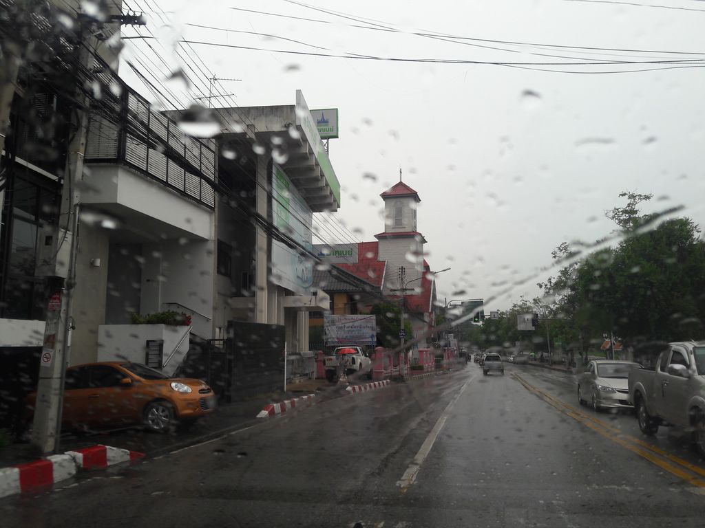 ภาพถนนตรงที่ ร้านทิ-วา-โอ-เกะ ตั้งอยู่ ถ่ายโดย superbate พ.ศ. 2561 (2018) · A street-level view of where ร้านทิ-วา-โอ-เกะ · Ran Thi-wa-o-ke stands, by superbate in 2561 (2018)
