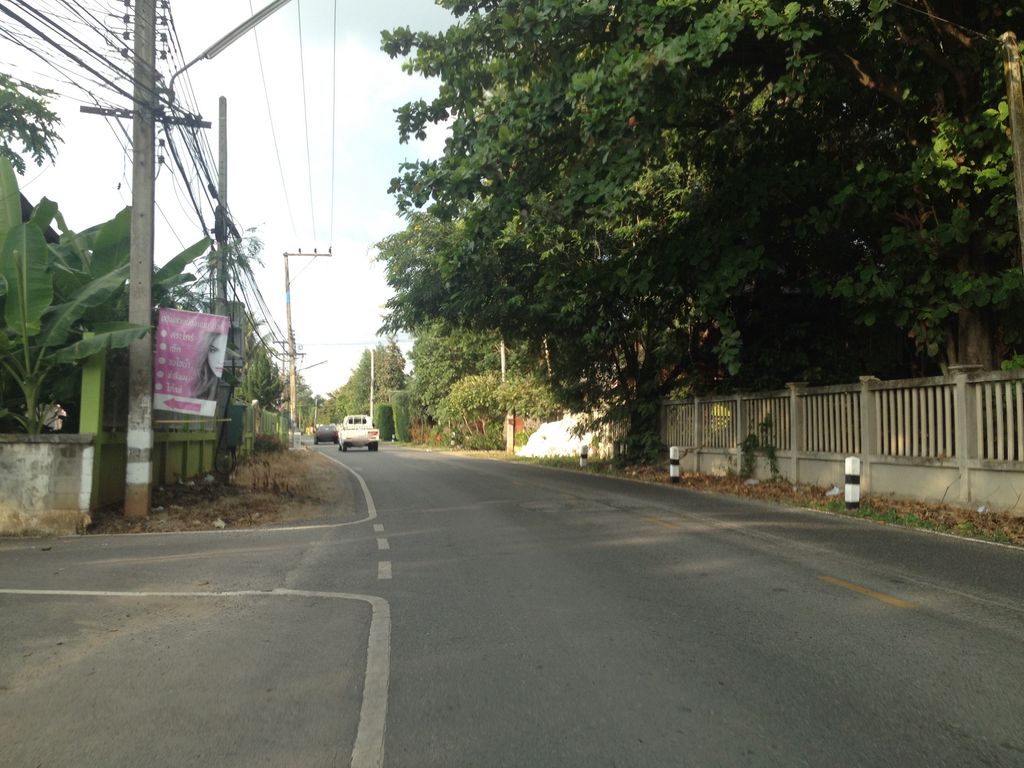 ภาพถนนตรงที่ ร้านสเต็กฮิมฝาย ตั้งอยู่ ถ่ายโดย jimwatana พ.ศ. 2558 (2015) · A street-level view of where ร้านสเต็กฮิมฝาย · Ran Steak Himfai stands, by jimwatana in 2558 (2015)