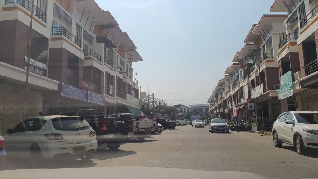 ภาพถนนตรงที่ คลินิกหมอนงเยาว์ ตั้งอยู่ ถ่ายโดย jrcarlsen พ.ศ. 2566 (2023) · A street-level view of where คลินิกหมอนงเยาว์ · Mo Nongyao Clinic stands, by jrcarlsen in 2566 (2023)