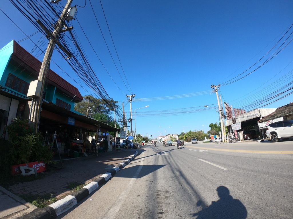 ภาพถนนตรงที่ กุญแจเชียงใหม่เอกุญแจ ตั้งอยู่ ถ่ายโดย chanuwath_grab พ.ศ. 2562 (2019) · A street-level view of where กุญแจเชียงใหม่เอกุญแจ · Kunchae Chiang Mai A Kunchae stands, by chanuwath_grab in 2562 (2019)