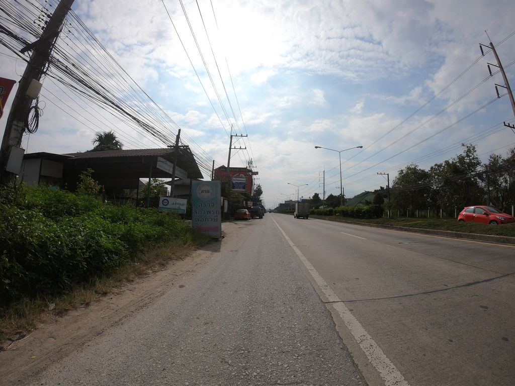 ภาพถนนตรงที่ ร้านช่างใหญ่สแตนเลส ตั้งอยู่ ถ่ายโดย chanuwath_grab พ.ศ. 2562 (2019) · A street-level view of where ร้านช่างใหญ่สแตนเลส · Ran Changyai Sataenlet stands, by chanuwath_grab in 2562 (2019)