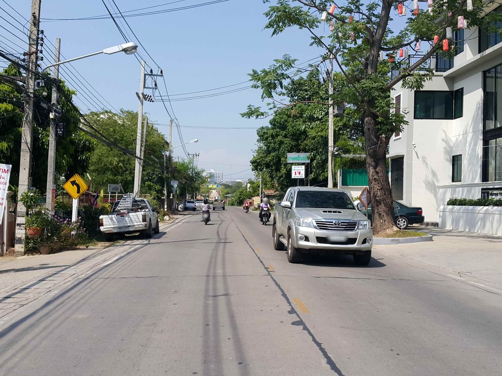 ภาพถนนตรงที่ อู่ช่างต้อม ตั้งอยู่ ถ่ายโดย jrcarlsen พ.ศ. 2558 (2015) · A street-level view of where อู่ช่างต้อม · Uchangtom stands, by jrcarlsen in 2558 (2015)