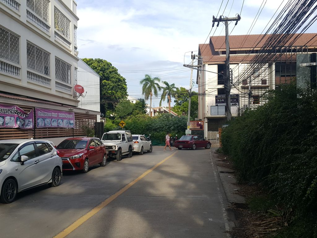 ภาพถนนตรงที่ 5 Rental Penthouses at Nimman ตั้งอยู่ ถ่ายโดย jrcarlsen พ.ศ. 2558 (2015) · A street-level view of where 5 Rental Penthouses at Nimman stands, by jrcarlsen in 2558 (2015)