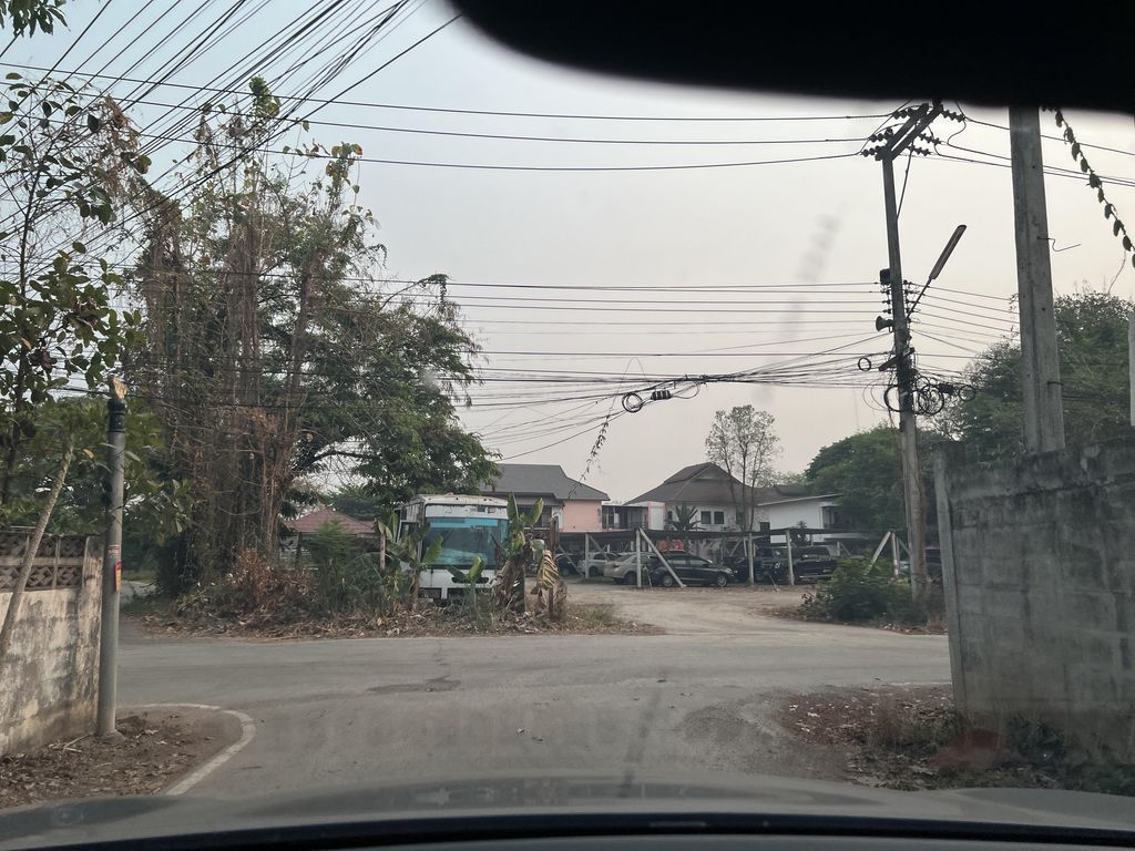 ภาพถนนตรงที่ เรียนพิเศษบ้านครูหนิง ตั้งอยู่ ถ่ายโดย lin_wang พ.ศ. 2567 (2024) · A street-level view of where เรียนพิเศษบ้านครูหนิง · Rianphiset Ban Khru Ning stands, by lin_wang in 2567 (2024)