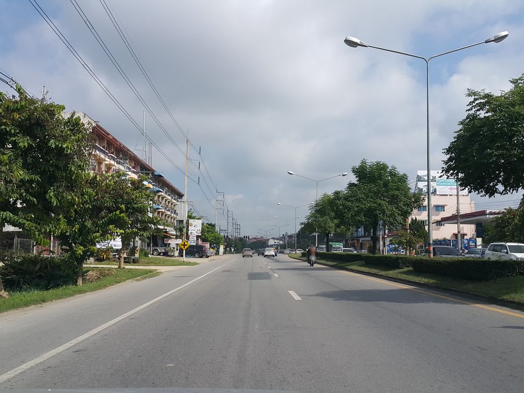 ภาพถนนตรงที่ ร้านส.ไพศาล โลหะกิจ ตั้งอยู่ ถ่ายโดย jrcarlsen พ.ศ. 2558 (2015) · A street-level view of where ร้านส.ไพศาล โลหะกิจ · Ran Sa.phaisan Lohakit stands, by jrcarlsen in 2558 (2015)