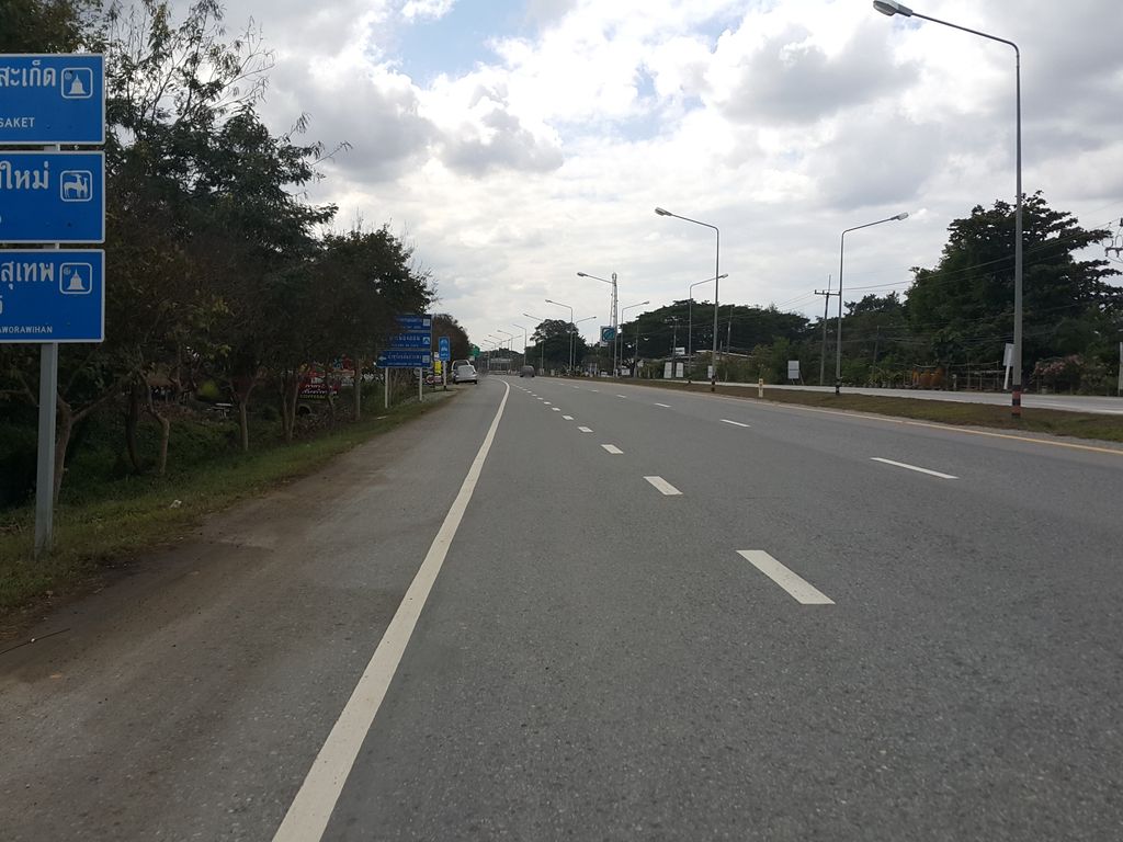 ภาพถนนตรงที่ ตรอ. บัญชาบริการ ตั้งอยู่ ถ่ายโดย jrcarlsen พ.ศ. 2558 (2015) · A street-level view of where ตรอ. บัญชาบริการ · Taro. Banchabrikan stands, by jrcarlsen in 2558 (2015)