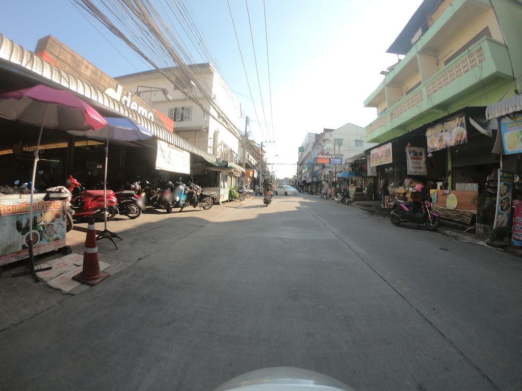 ภาพถนนตรงที่ MobileLAB ซ่อม iPhone เชียงใหม่ (สันติธรรม) ตั้งอยู่ ถ่ายโดย chanuwath_grab พ.ศ. 2562 (2019) · A street-level view of where MobileLAB ซ่อม iPhone เชียงใหม่ (สันติธรรม) stands, by chanuwath_grab in 2562 (2019)
