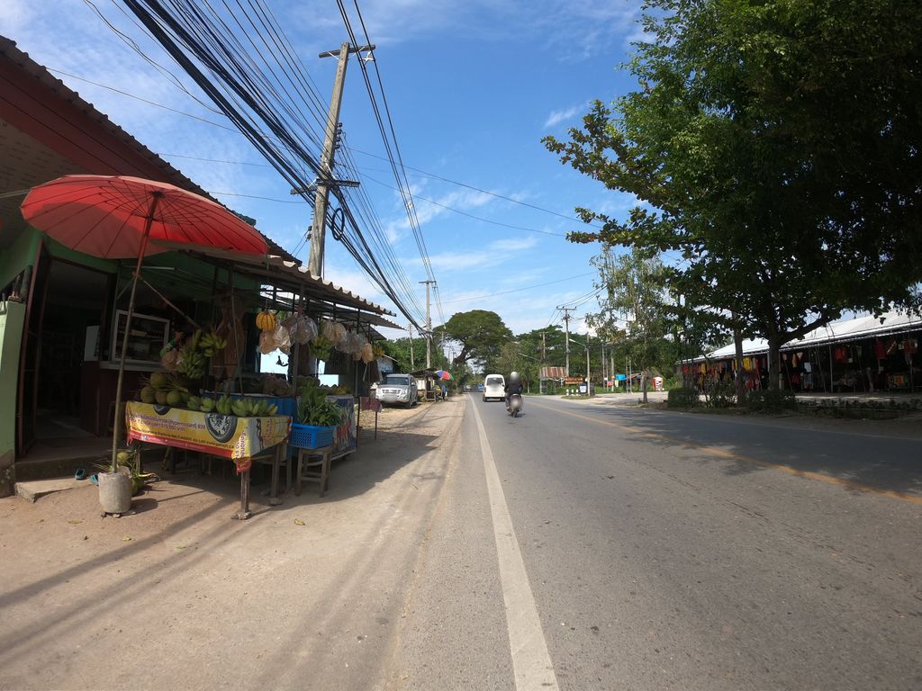 ภาพถนนตรงที่ ร้านคำบาลการค้า ตั้งอยู่ ถ่ายโดย chanuwath_grab พ.ศ. 2562 (2019) · A street-level view of where ร้านคำบาลการค้า · Ran Kham Ban Kankha stands, by chanuwath_grab in 2562 (2019)