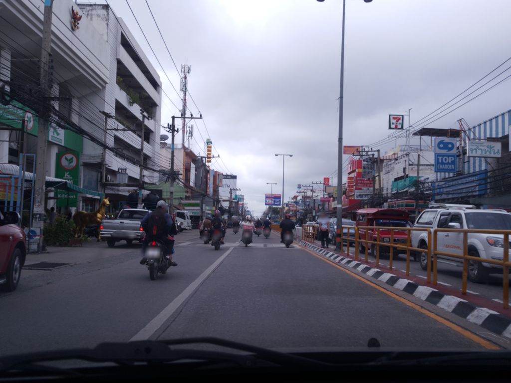ภาพถนนตรงที่ Niyom Jeans Chiangmai ตั้งอยู่ ถ่ายโดย wapriz พ.ศ. 2561 (2018) · A street-level view of where Niyom Jeans Chiangmai stands, by wapriz in 2561 (2018)