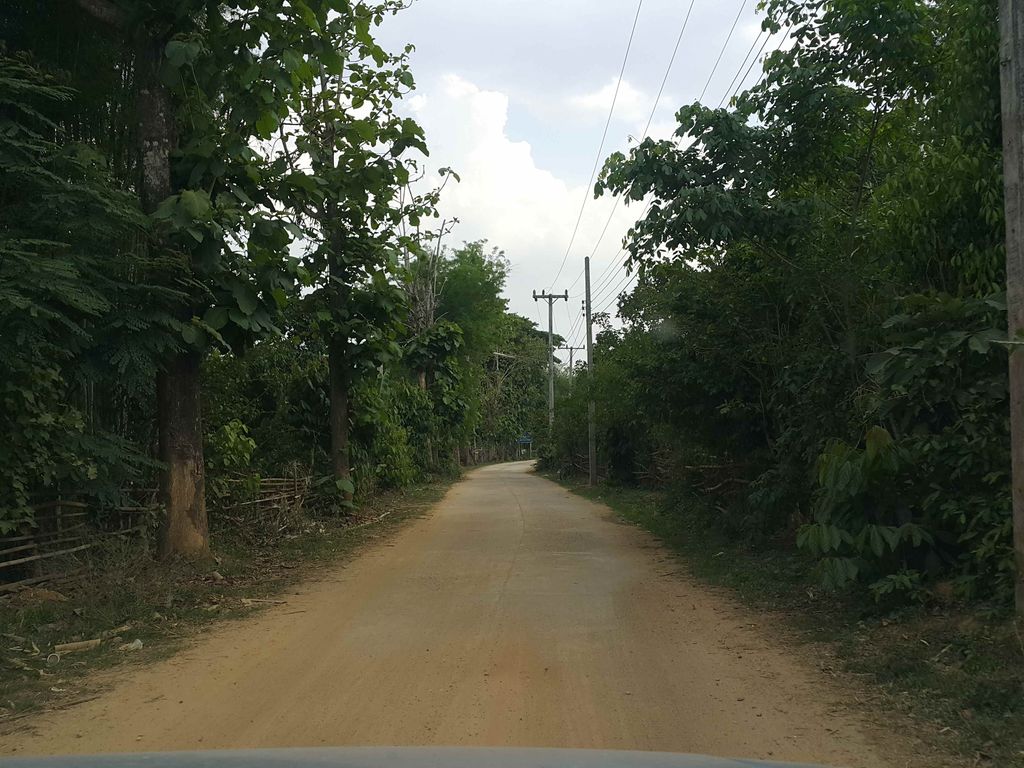 ภาพถนนตรงที่ River View Mueangkong ริเวอร์วิวเมืองคอง ตั้งอยู่ ถ่ายโดย jrcarlsen พ.ศ. 2558 (2015) · A street-level view of where River View Mueangkong ริเวอร์วิวเมืองคอง stands, by jrcarlsen in 2558 (2015)