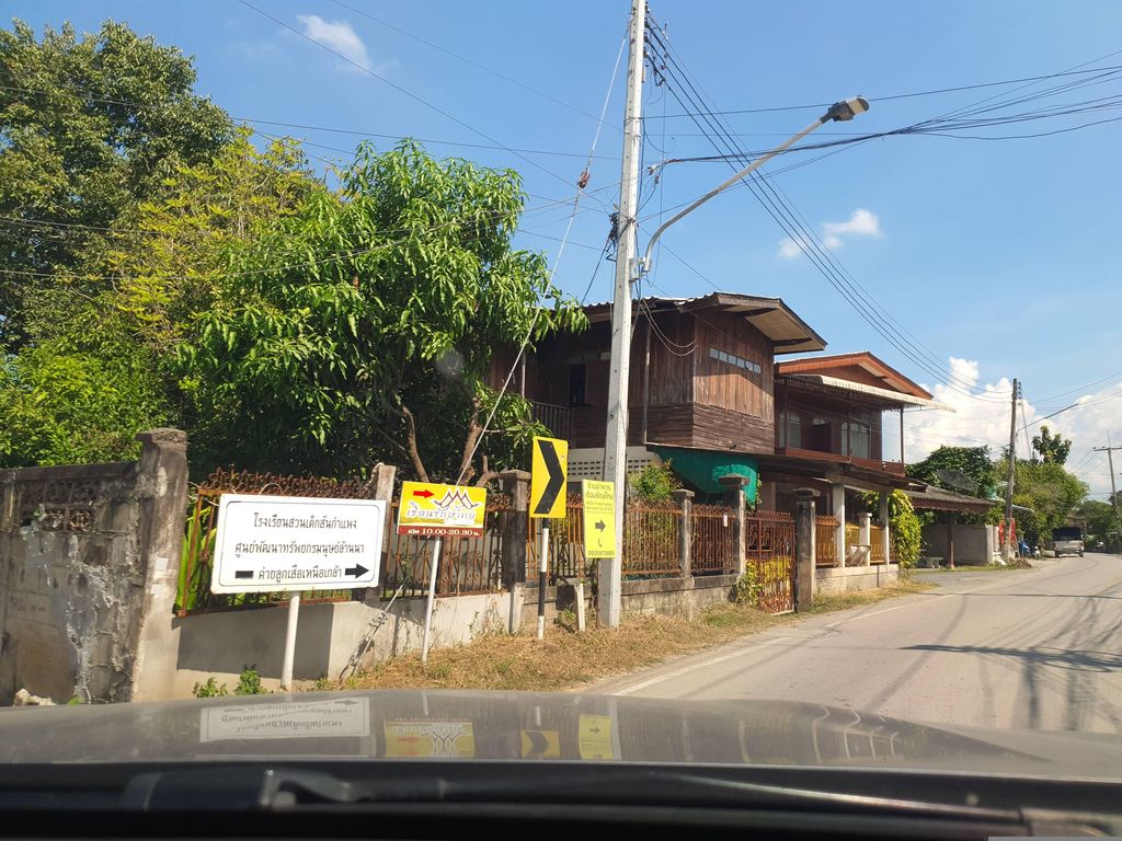 ภาพถนนตรงที่ รักพิซซ่า ตั้งอยู่ ถ่ายโดย jrcarlsen พ.ศ. 2566 (2023) · A street-level view of where รักพิซซ่า · Rakphitsa stands, by jrcarlsen in 2566 (2023)