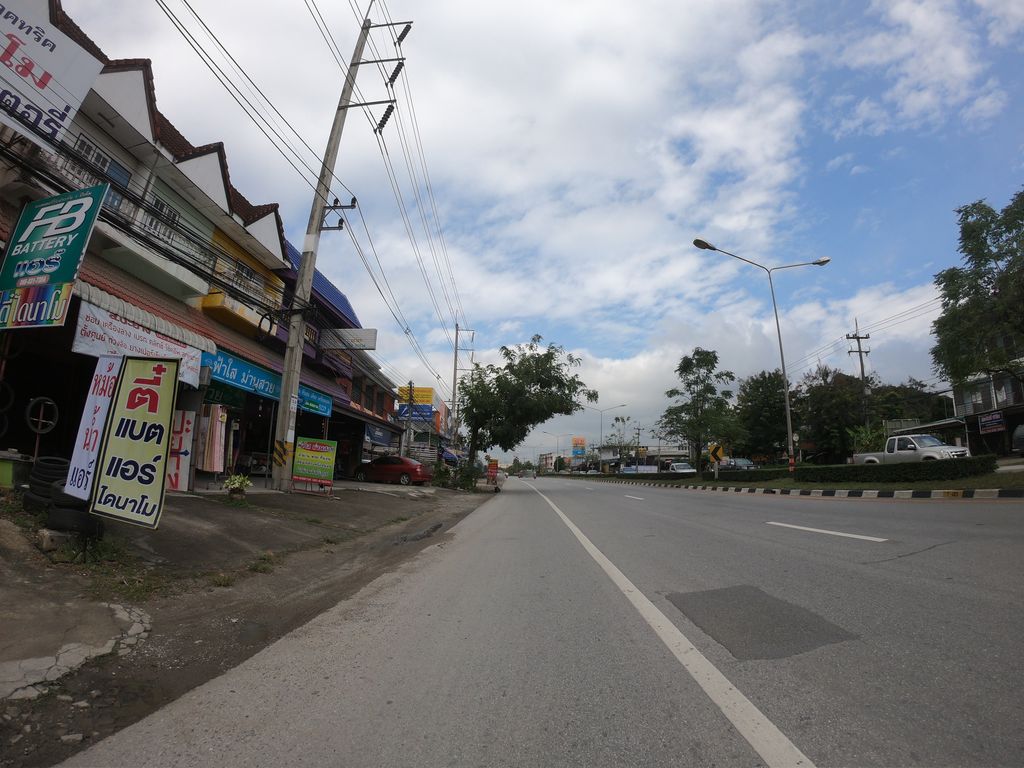 ภาพถนนตรงที่ ร้านขาหมูลำไย สาขาแม่โจ้ อ.สันทราย จ.เชียงใหม่ ตั้งอยู่ ถ่ายโดย chanuwath_grab พ.ศ. 2562 (2019) · A street-level view of where ร้านขาหมูลำไย สาขาแม่โจ้ อ.สันทราย จ.เชียงใหม่ · Ran Khamu Lamyai Sakha Mae Jo A.San Sai Cha.Chiang Mai stands, by chanuwath_grab in 2562 (2019)