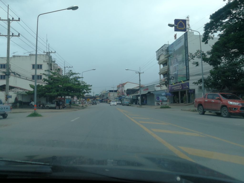 ภาพถนนตรงที่ ร้านทุ่งเสี้ยวมือถือ ตั้งอยู่ ถ่ายโดย chanon พ.ศ. 2561 (2018) · A street-level view of where ร้านทุ่งเสี้ยวมือถือ · Ran Thung Siao Muethue stands, by chanon in 2561 (2018)
