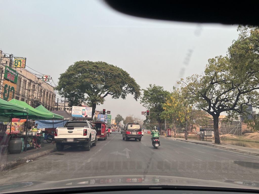ภาพถนนตรงที่ Barnbarn Khaosoi & Sandwich ตั้งอยู่ ถ่ายโดย lin_wang พ.ศ. 2567 (2024) · A street-level view of where Barnbarn Khaosoi & Sandwich stands, by lin_wang in 2567 (2024)