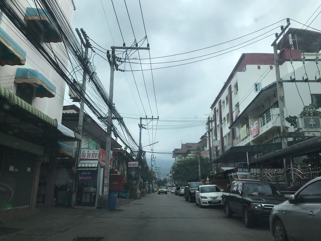 ภาพถนนตรงที่ AUM Barber SHOP ตั้งอยู่ ถ่ายโดย prasert พ.ศ. 2561 (2018) · A street-level view of where AUM Barber SHOP stands, by prasert in 2561 (2018)