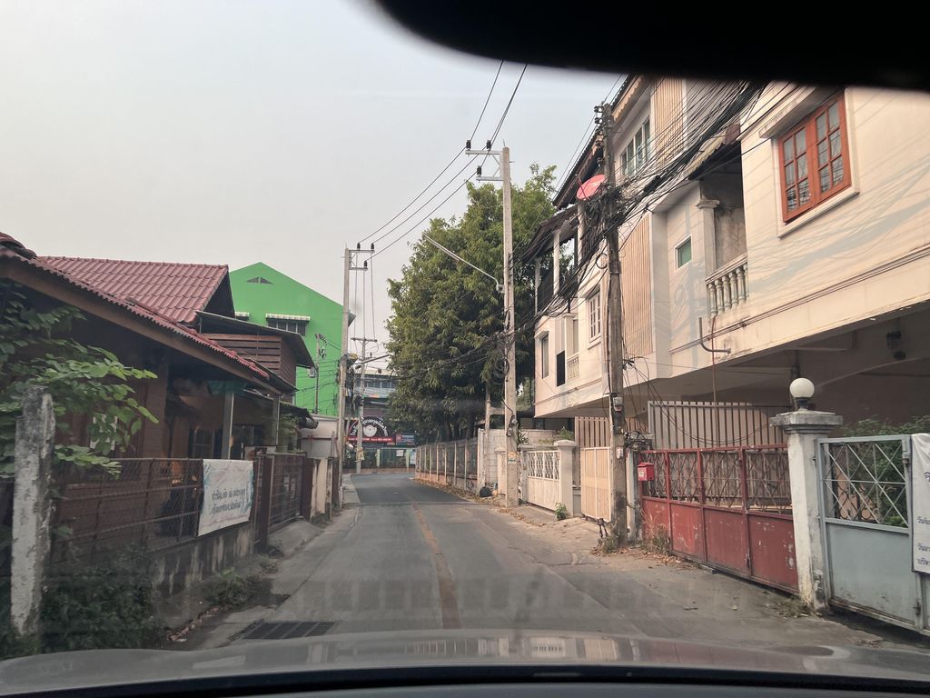 ภาพถนนตรงที่ หอมหมื่นลี้โฮมเมด Hommuenleehomemade ตั้งอยู่ ถ่ายโดย lin_wang พ.ศ. 2567 (2024) · A street-level view of where หอมหมื่นลี้โฮมเมด Hommuenleehomemade stands, by lin_wang in 2567 (2024)
