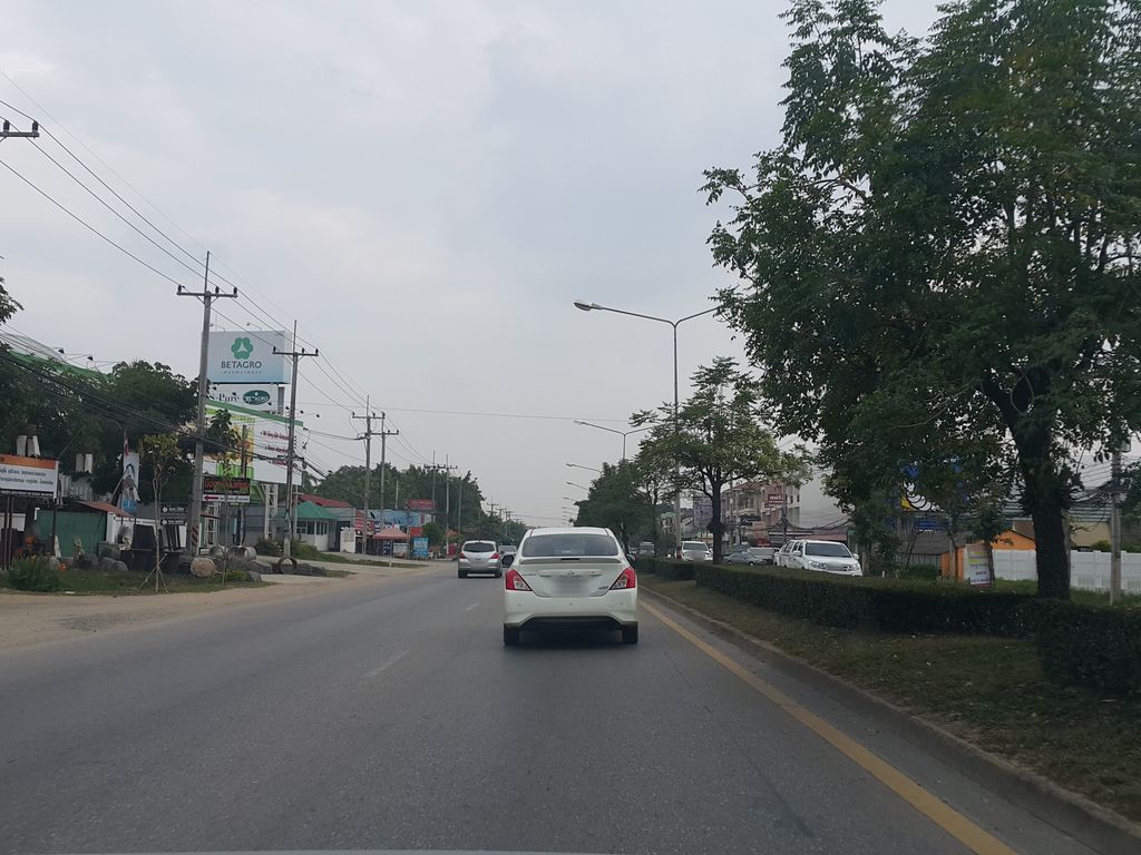 ภาพถนนตรงที่ ร้าน สวนเพลงคาราโอเกะ ตั้งอยู่ ถ่ายโดย jrcarlsen พ.ศ. 2558 (2015) · A street-level view of where ร้าน สวนเพลงคาราโอเกะ · Ran Suan Phleng Kharaoke stands, by jrcarlsen in 2558 (2015)