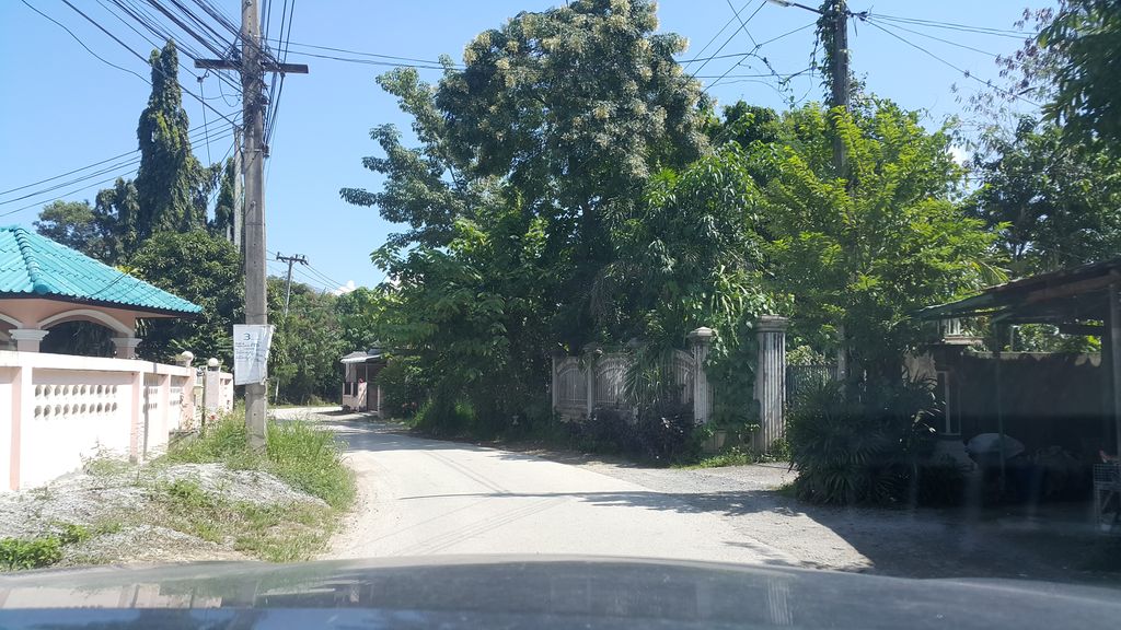 ภาพถนนตรงที่ ร้านป้าเหรียญ ตั้งอยู่ ถ่ายโดย jrcarlsen พ.ศ. 2560 (2017) · A street-level view of where ร้านป้าเหรียญ · Ran Pa Rian stands, by jrcarlsen in 2560 (2017)