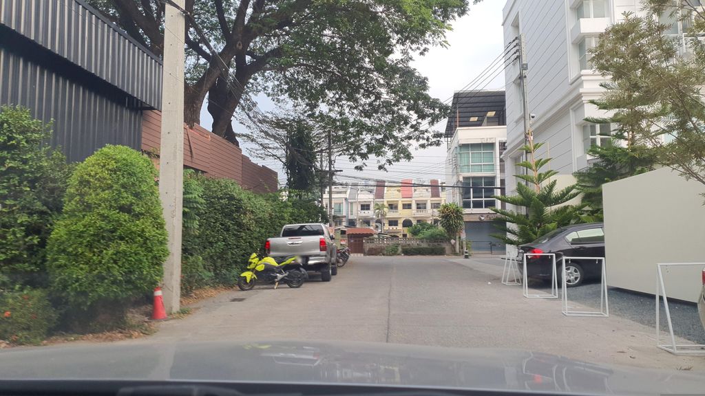 ภาพถนนตรงที่ Rosie.cnx ตั้งอยู่ ถ่ายโดย jrcarlsen พ.ศ. 2566 (2023) · A street-level view of where Rosie.cnx stands, by jrcarlsen in 2566 (2023)