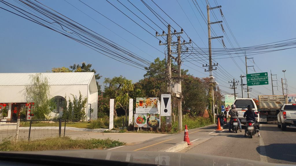 ภาพถนนตรงที่ Yellow Plate ตั้งอยู่ ถ่ายโดย jrcarlsen พ.ศ. 2566 (2023) · A street-level view of where Yellow Plate stands, by jrcarlsen in 2566 (2023)