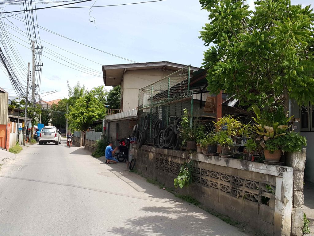 ภาพถนนตรงที่ Elephant nature life chiang mai ตั้งอยู่ ถ่ายโดย jrcarlsen พ.ศ. 2558 (2015) · A street-level view of where Elephant nature life chiang mai stands, by jrcarlsen in 2558 (2015)