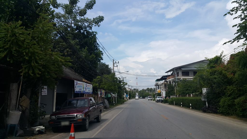 ภาพถนนตรงที่ หมึกย่างลำพูน ตั้งอยู่ ถ่ายโดย jrcarlsen พ.ศ. 2559 (2016) · A street-level view of where หมึกย่างลำพูน · Muekyang Lamphun stands, by jrcarlsen in 2559 (2016)