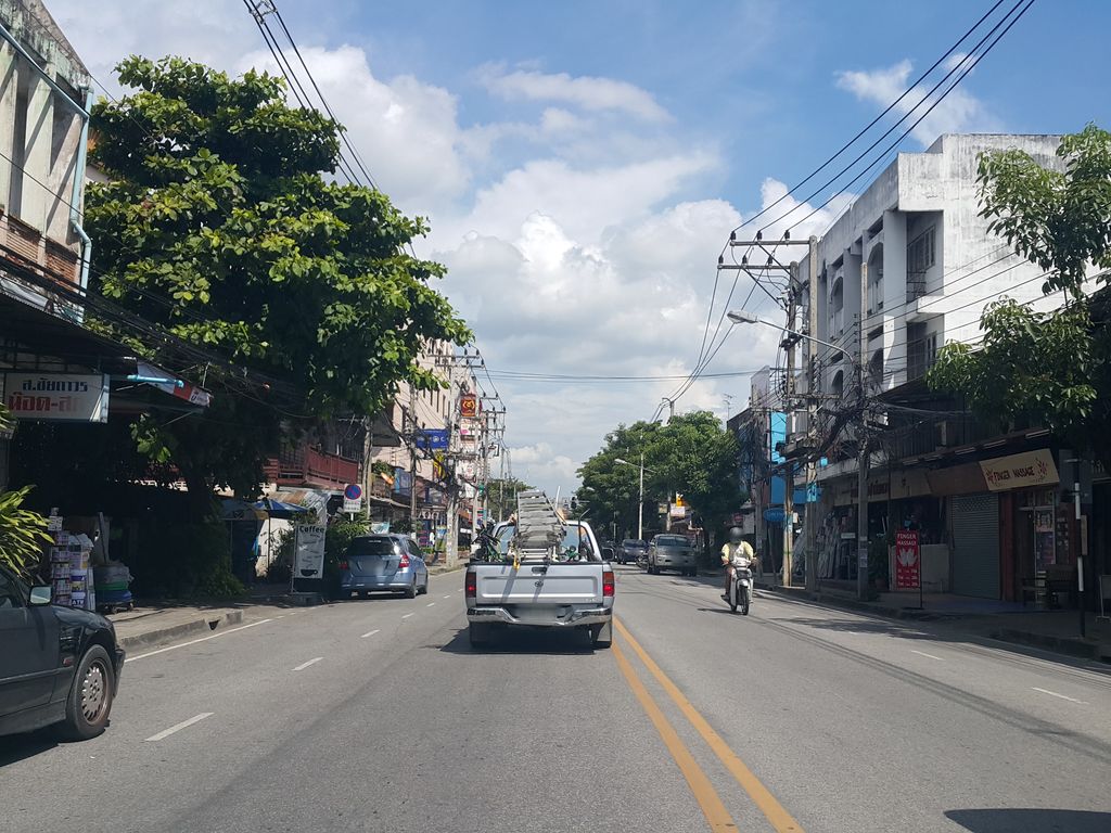 ภาพถนนตรงที่ Homikitch ตั้งอยู่ ถ่ายโดย jrcarlsen พ.ศ. 2558 (2015) · A street-level view of where Homikitch stands, by jrcarlsen in 2558 (2015)