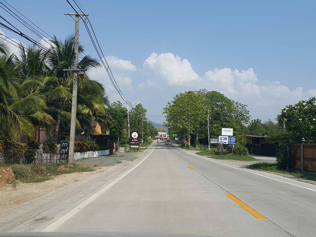 ภาพถนนตรงที่ ลุงพัฒน์ วัวย่าง ตั้งอยู่ ถ่ายโดย jrcarlsen พ.ศ. 2558 (2015) · A street-level view of where ลุงพัฒน์ วัวย่าง · Lungphat Wuayang stands, by jrcarlsen in 2558 (2015)
