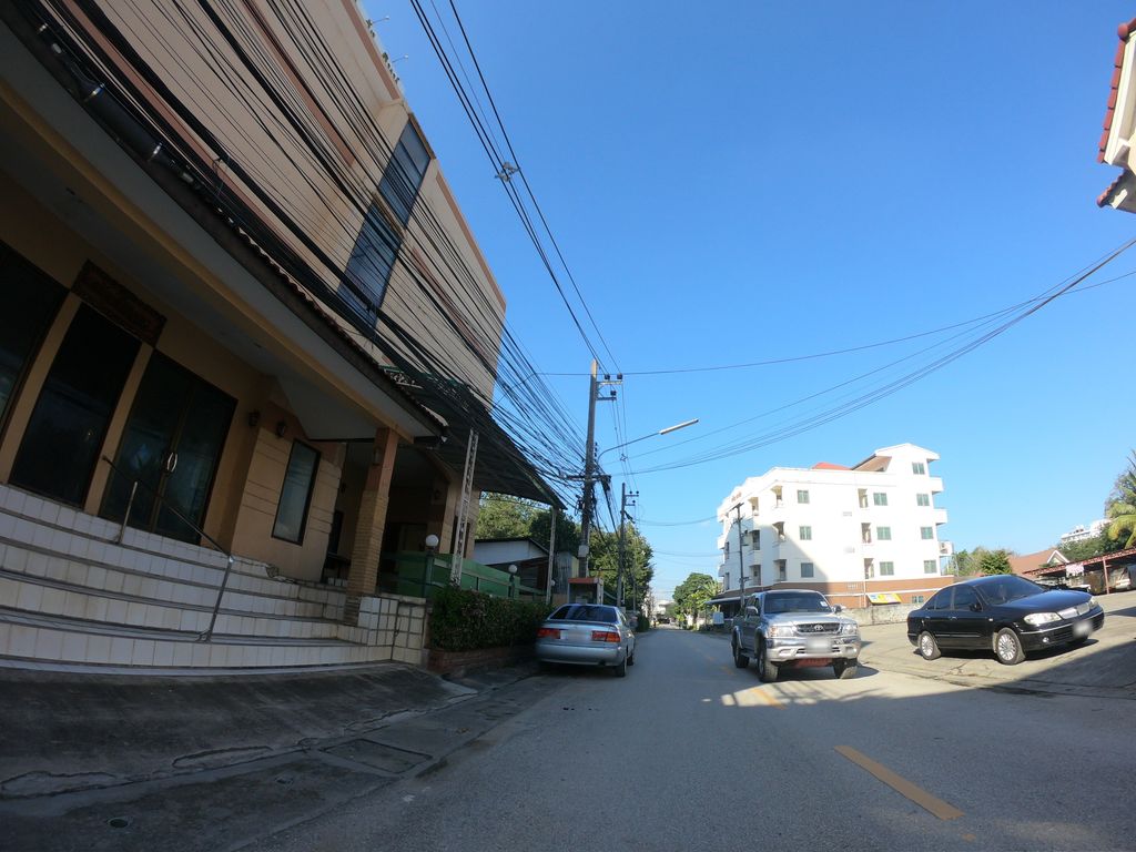 ภาพถนนตรงที่ Roasto ตั้งอยู่ ถ่ายโดย chanuwath_grab พ.ศ. 2562 (2019) · A street-level view of where Roasto stands, by chanuwath_grab in 2562 (2019)